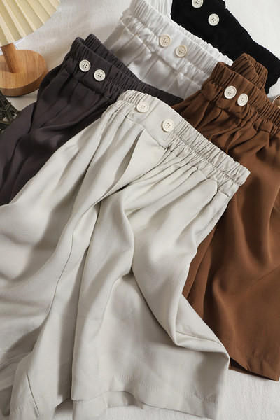 Pantaloni scurti de dama cu talie elastica si nasturi