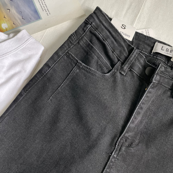 Blugi scurti cu motiv rupt și buzunare