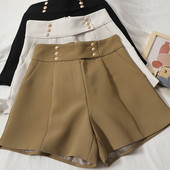 Sieviešu šorti ar augstu vidukli un pogām