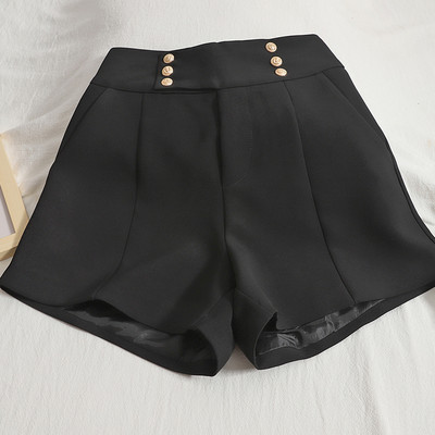 Sieviešu šorti ar augstu vidukli un pogām