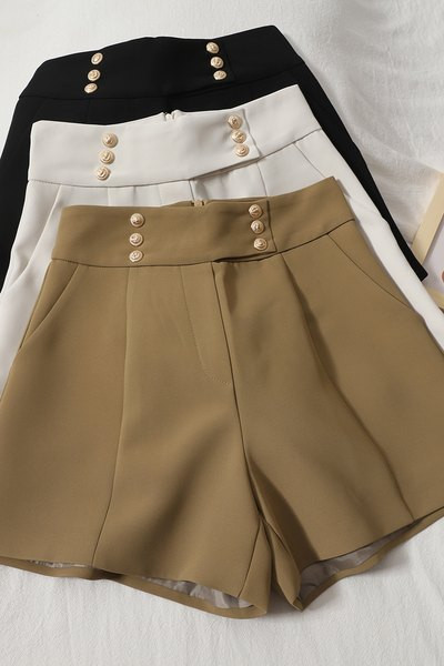 Sieviešu šorti ar augstu vidukli un pogām