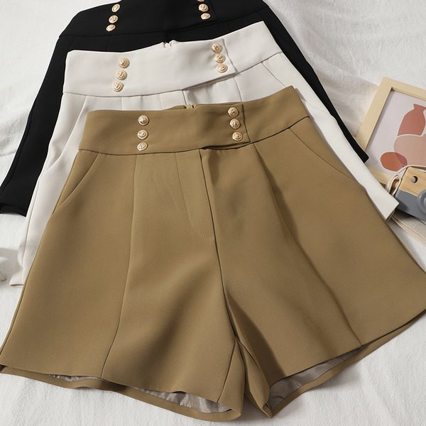 Sieviešu šorti ar augstu vidukli un pogām