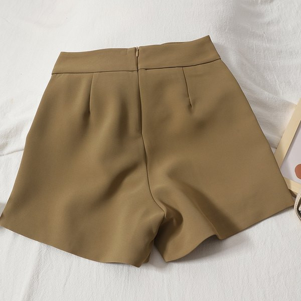 Sieviešu šorti ar augstu vidukli un pogām