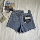 Mūsdienīgi īsi džinsi ar kabatām un apdruku