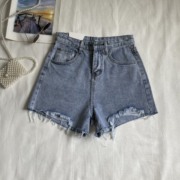 Mūsdienīgi īsi džinsi ar kabatām un apdruku