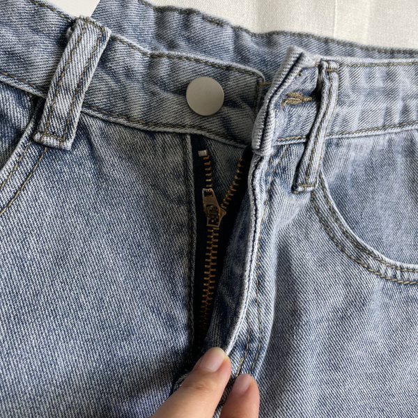 Mūsdienīgi īsi džinsi ar kabatām un apdruku