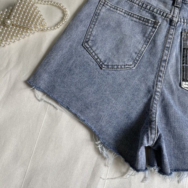 Mūsdienīgi īsi džinsi ar kabatām un apdruku