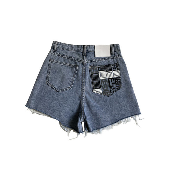 Mūsdienīgi īsi džinsi ar kabatām un apdruku