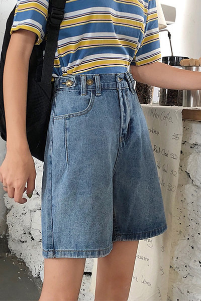 Sieviešu džinsi ar metāla pogām pie jostas