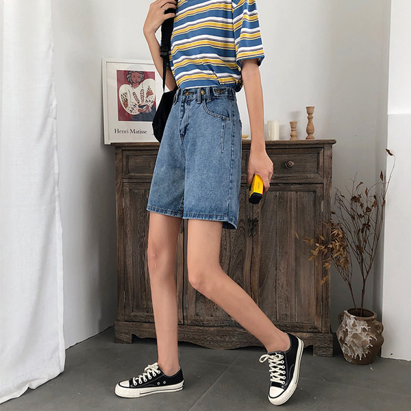 Sieviešu džinsi ar metāla pogām pie jostas