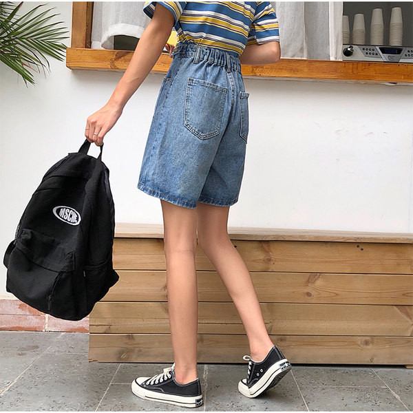 Sieviešu džinsi ar metāla pogām pie jostas