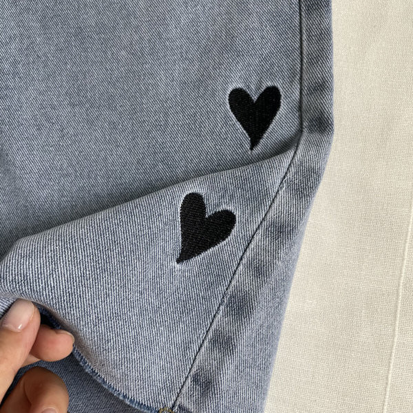 Sieviešu džinsi ar izšuvumu un 3/4 garumu