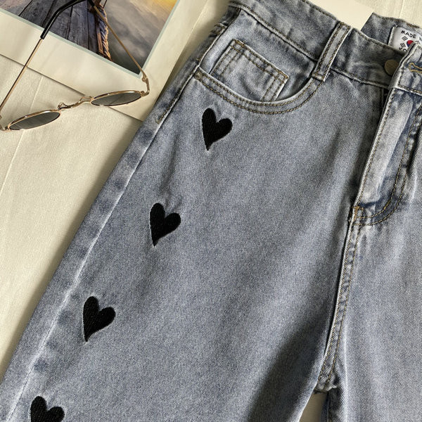 Sieviešu džinsi ar izšuvumu un 3/4 garumu