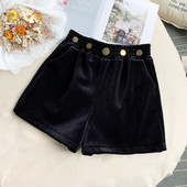 Pantaloni scurți eleganti de damă, cu nasturi și buzunare