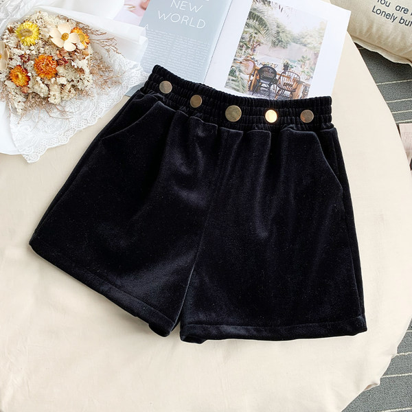 Pantaloni scurți eleganti de damă, cu nasturi și buzunare