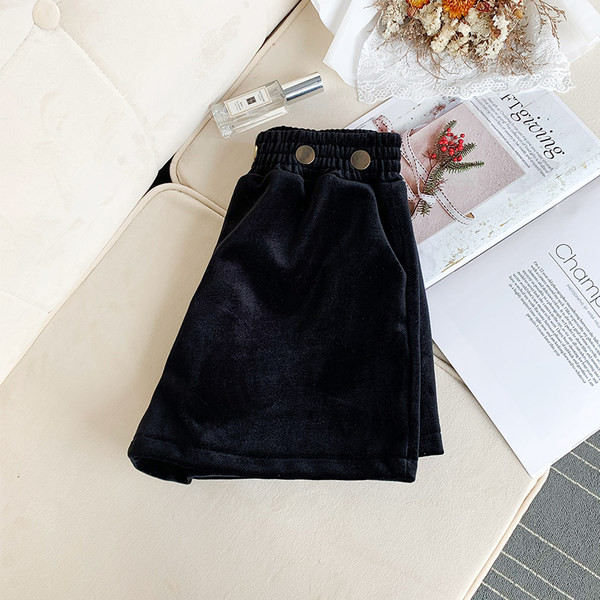 Pantaloni scurți eleganti de damă, cu nasturi și buzunare