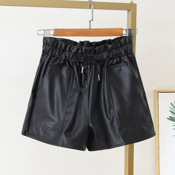 Pantaloni scurți de damă actuali din piele ecologică cu șireturi