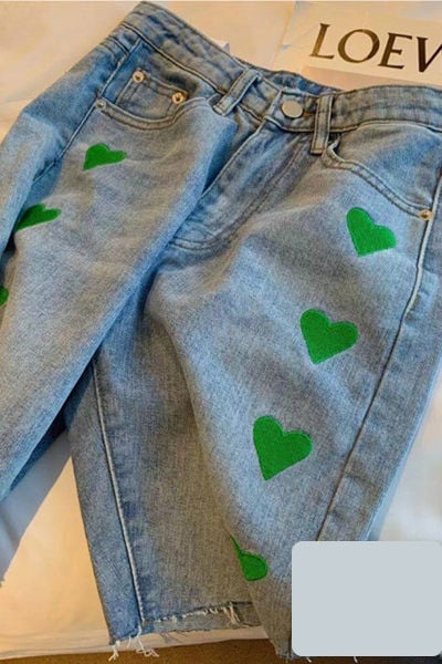 Pantaloni scurți de damă din denim cu broderie inimă