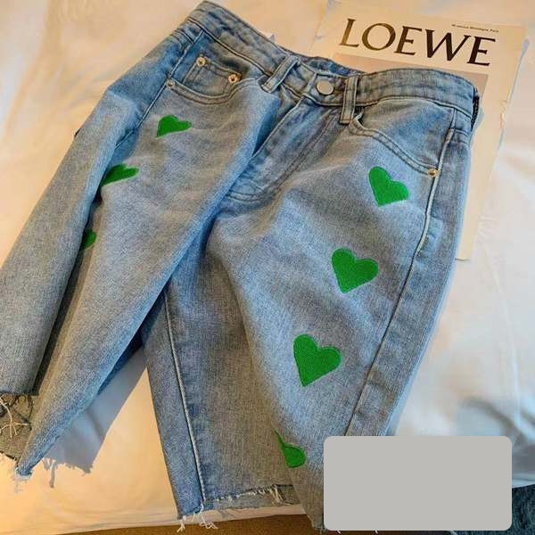 Pantaloni scurți de damă din denim cu broderie inimă