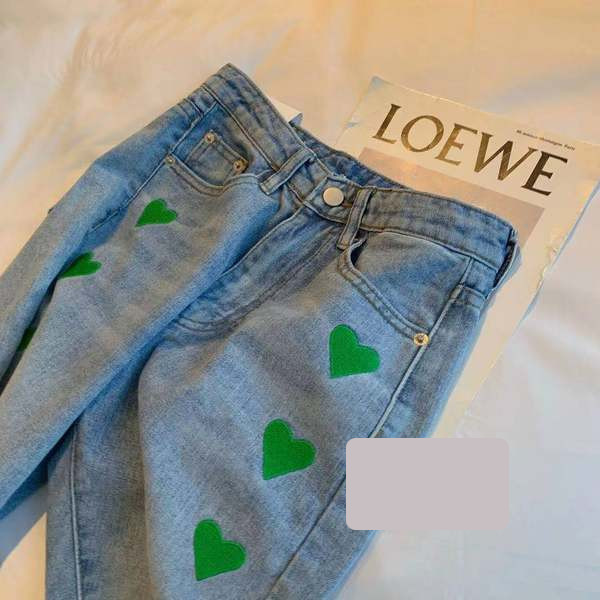 Pantaloni scurți de damă din denim cu broderie inimă