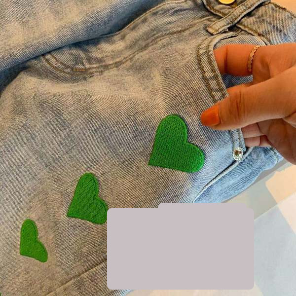 Pantaloni scurți de damă din denim cu broderie inimă