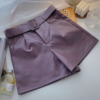 Pantaloni scurți actuali din piele ecologică cu curea