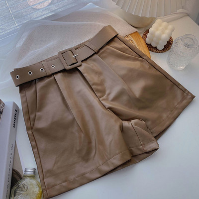 Pantaloni scurți actuali din piele ecologică cu curea