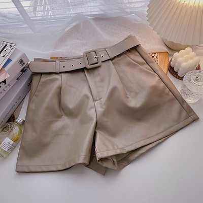 Pantaloni scurți actuali din piele ecologică cu curea