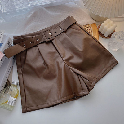 Pantaloni scurți actuali din piele ecologică cu curea