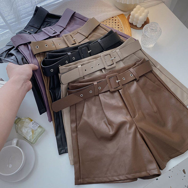 Pantaloni scurți actuali din piele ecologică cu curea