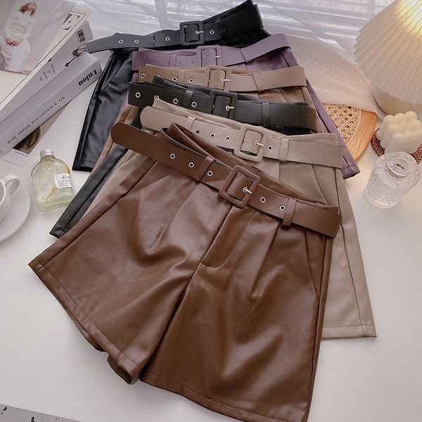 Pantaloni scurți actuali din piele ecologică cu curea