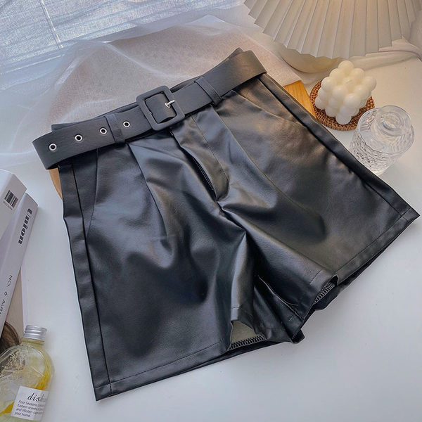 Pantaloni scurți actuali din piele ecologică cu curea