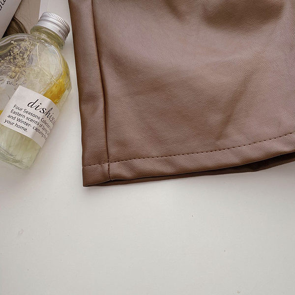 Pantaloni scurți actuali din piele ecologică cu curea