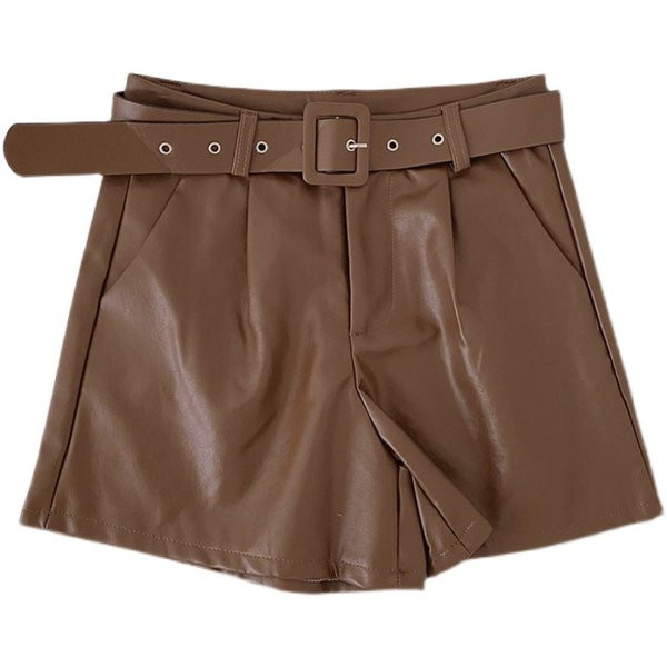 Pantaloni scurți actuali din piele ecologică cu curea