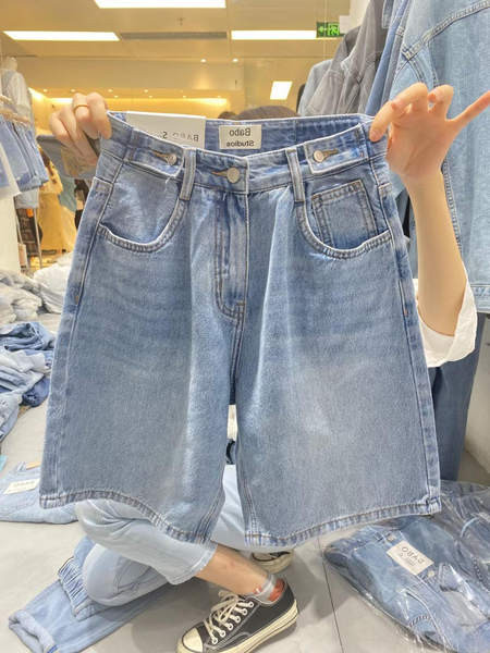 Plati sieviešu šorti ar augstu vidukli