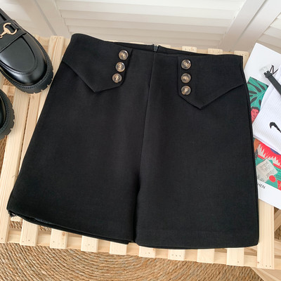 Jauns sieviešu šortu modelis - ar pogām un augstu vidukli