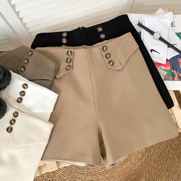 Jauns sieviešu šortu modelis - ar pogām un augstu vidukli