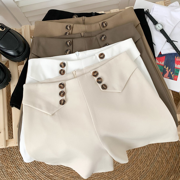 Jauns sieviešu šortu modelis - ar pogām un augstu vidukli