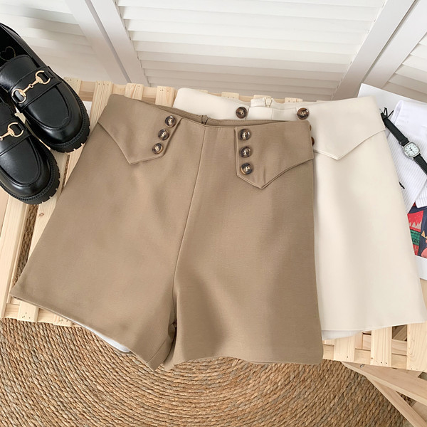 Jauns sieviešu šortu modelis - ar pogām un augstu vidukli