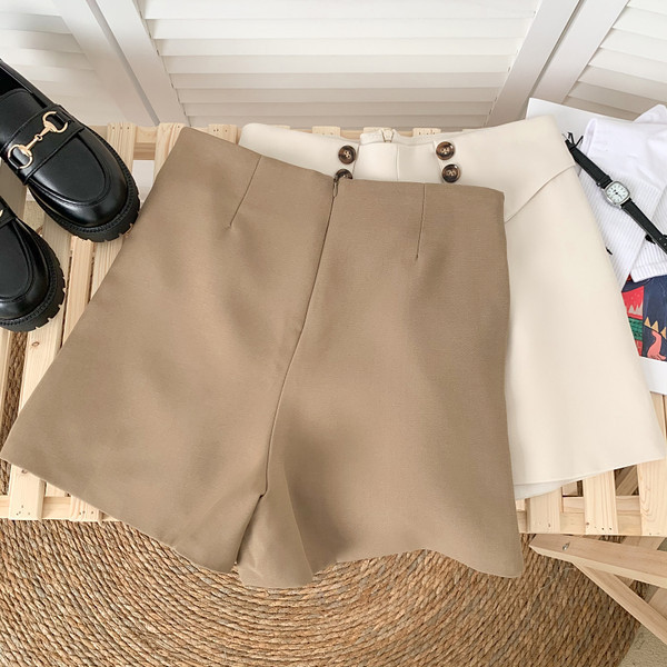 Jauns sieviešu šortu modelis - ar pogām un augstu vidukli