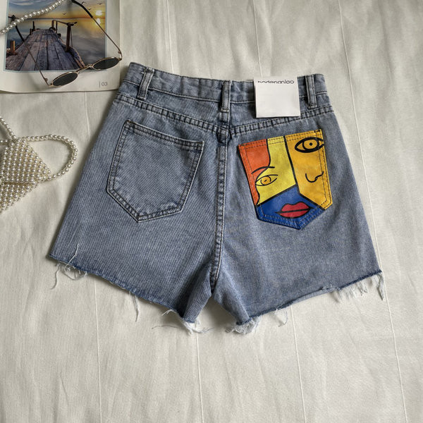 Mūsdienīgi sieviešu īsie džinsi ar aplikāciju un kabatām