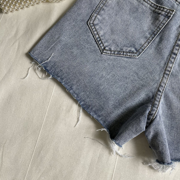 Mūsdienīgi sieviešu īsie džinsi ar aplikāciju un kabatām