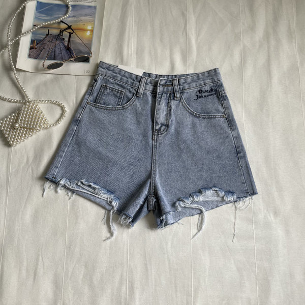 Mūsdienīgi sieviešu īsie džinsi ar aplikāciju un kabatām