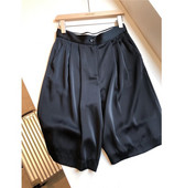 Pantaloni scurți de damă din satin cu talie înaltă