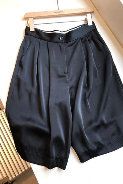 Pantaloni scurți de damă din satin cu talie înaltă