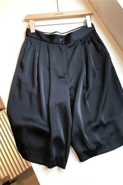 Pantaloni scurți de damă din satin cu talie înaltă
