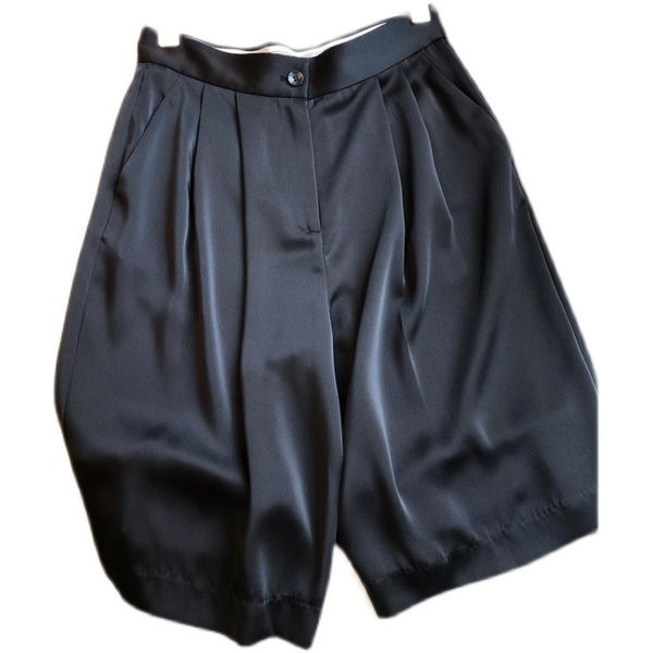 Pantaloni scurți de damă din satin cu talie înaltă