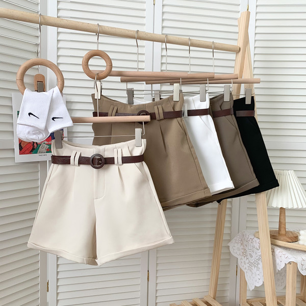 Pantaloni scurți de vară de damă cu curea și buzunare