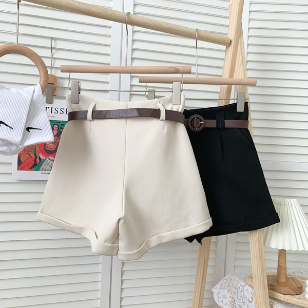 Pantaloni scurți de vară de damă cu curea și buzunare