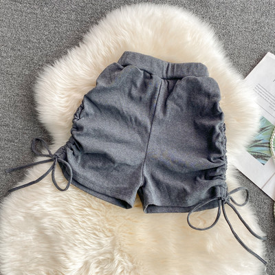 Sieviešu šorti ar saitēm un elastīgu jostasvietu